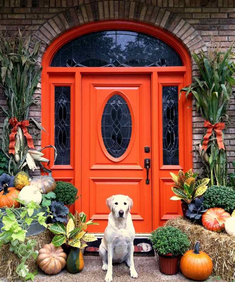 outono-decoração-casa-entrada-laranja-pintado-porta-casa