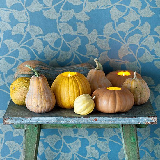 Varanda de mesa vintage - vaso de abóbora escavado - lanternas decorativas - para o outono