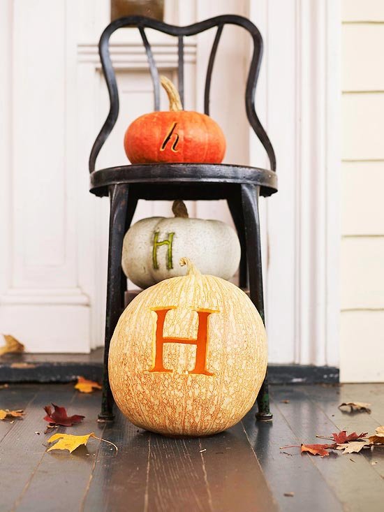 Cartas esculpidas - decoração de outono - na cadeira - idéias de abóboras Halloween