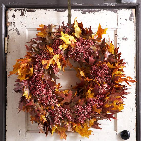 Guirlanda de porta vintage com folhas secas de outono e idéias de artesanato de bagas