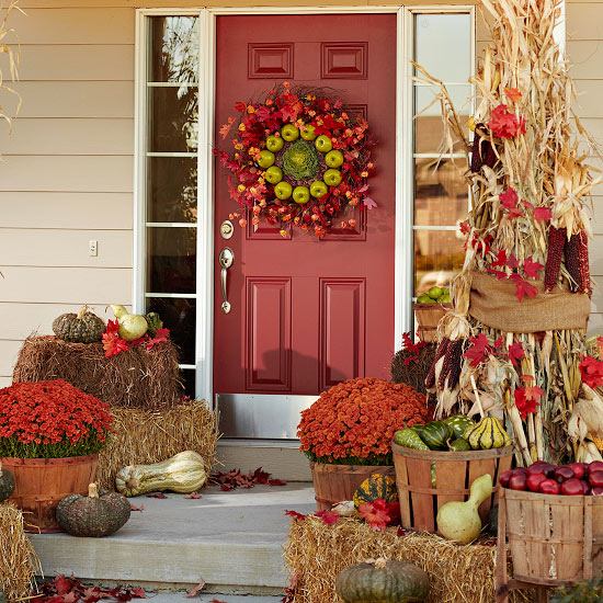 Entrada do pórtico de outono com terraço decorar a porta coroa de maçãs folhas de espiga de milho