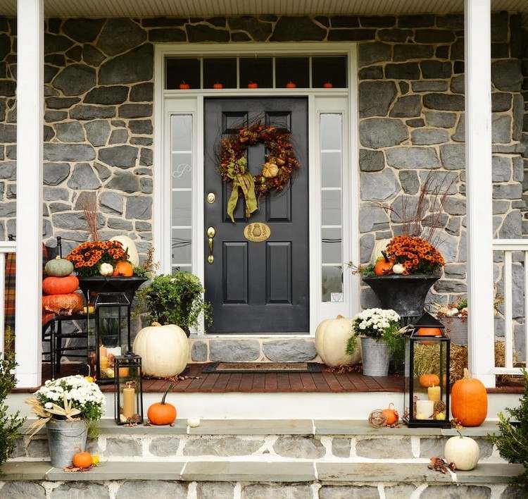 Decoração de outono em frente à entrada da casa abóbora-crisântemo-lanterna-balde