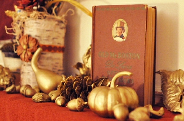 vermelho-tecido-livro-dourado-acentos-decoração de outono