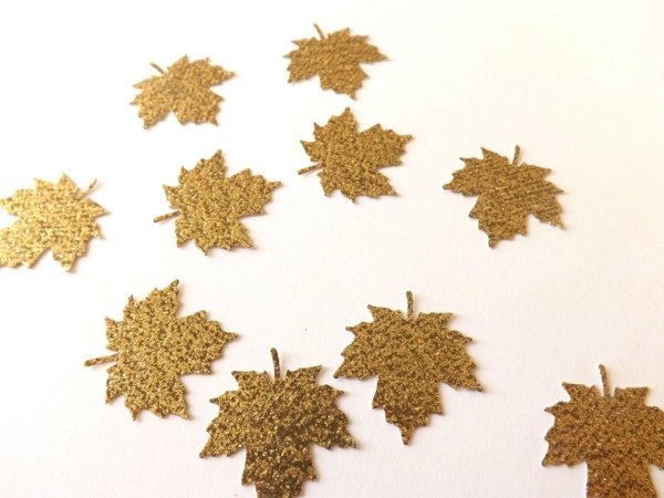 Folhas-árvore-branco-parede-com-ouro-glitter-color