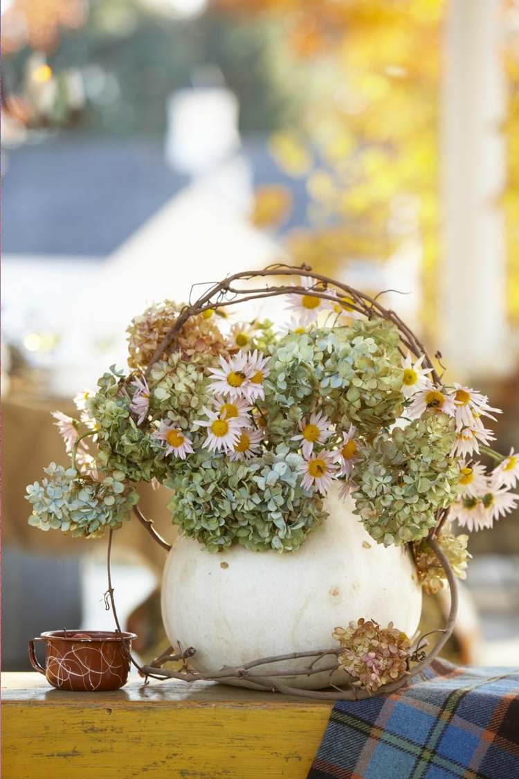 decoração de outono vaso abóbora buquê ideia galhos pano xadrez