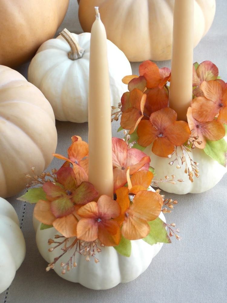 decoração de outono velas abóbora flores brancas grinaldas