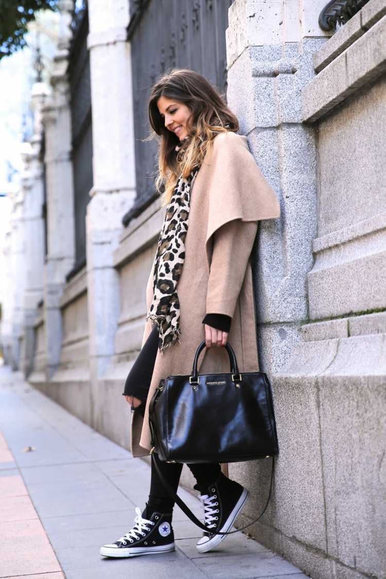 roupa de outono lança um casaco elegante com motivos animais de seda e lenço bege