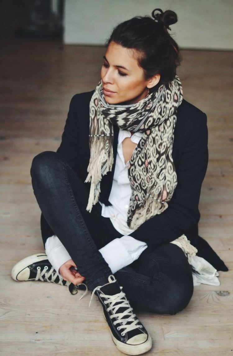 roupa de outono com chucks lenço preto estampa de leopardo