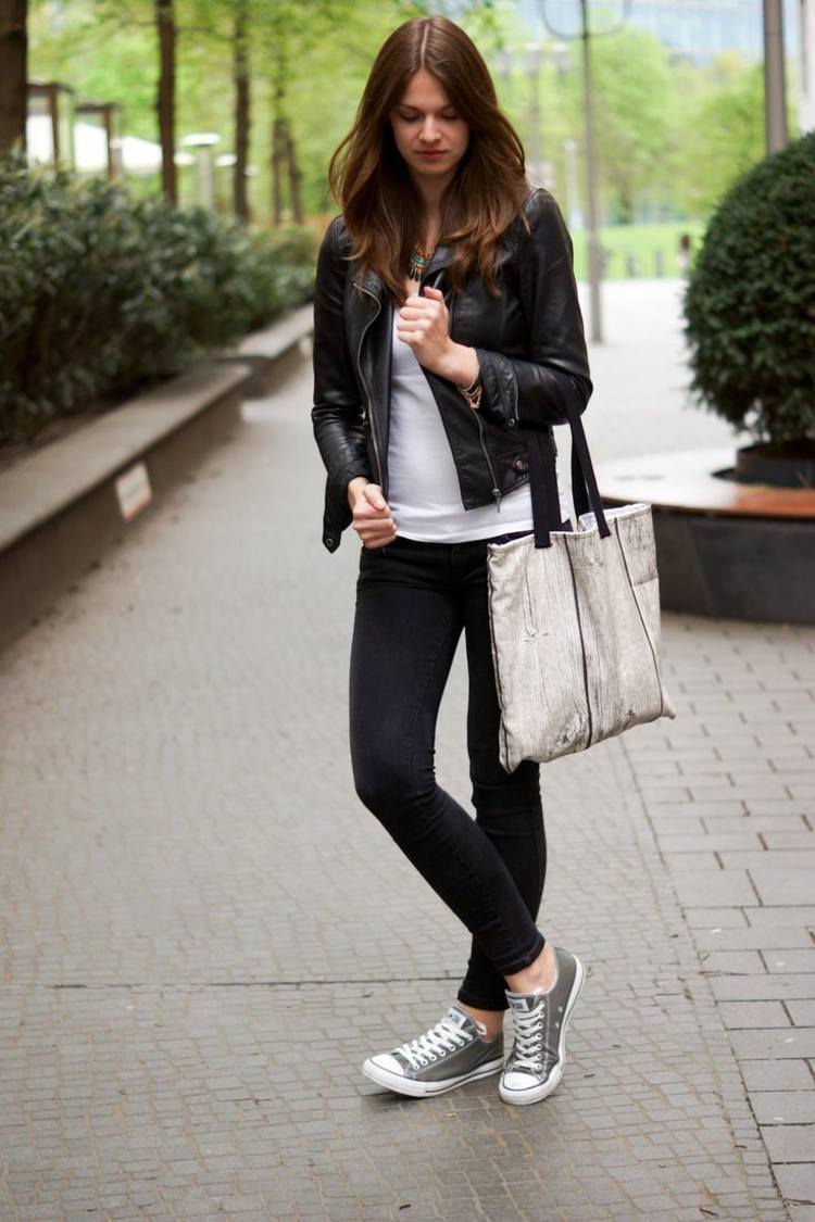 roupa de outono com chucks calça jeans preta, bolsa de jaqueta de couro