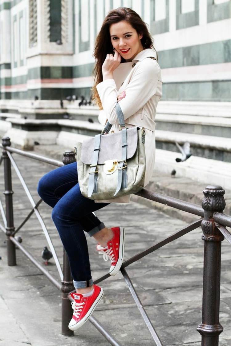 roupa de outono com chucks casaco vermelho jeans creme