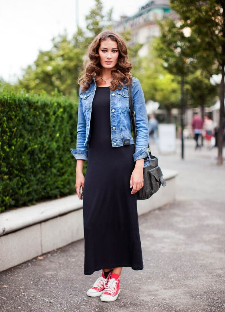 roupa de outono com chucks vestido vermelho comprido jaqueta jeans preta ideia