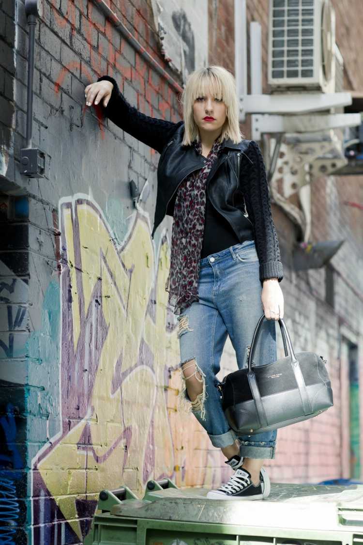 roupa de outono com chucks estilo punk rock jaqueta de couro cachecol