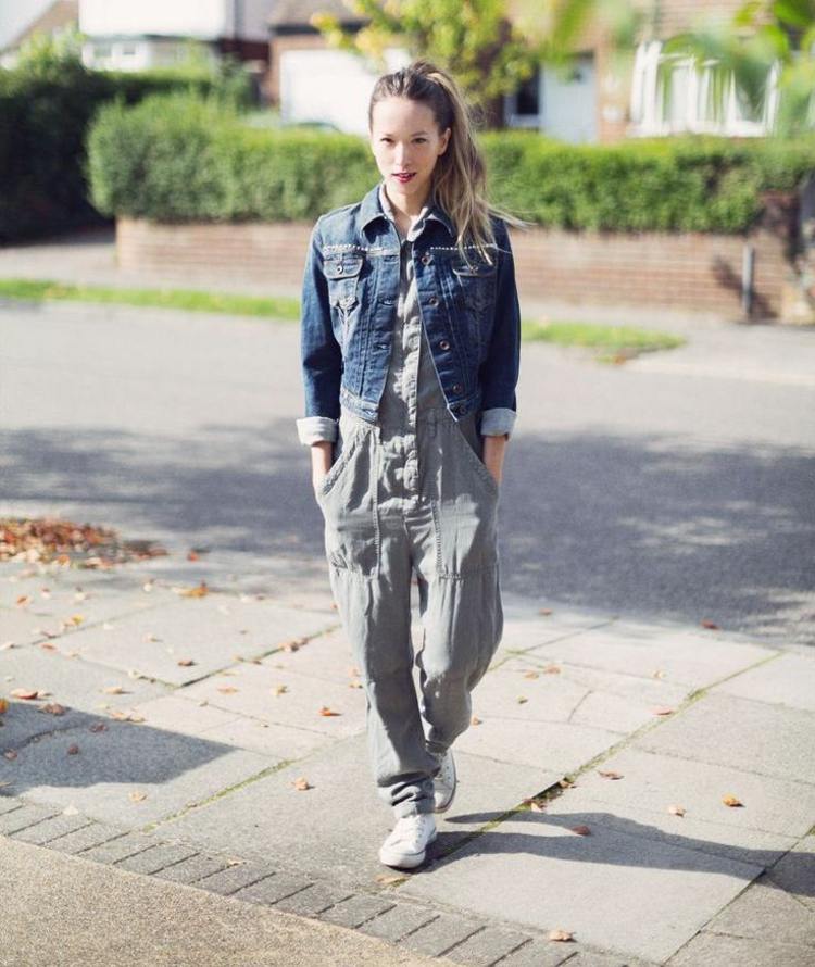 roupa de outono com macacão jeans feminino