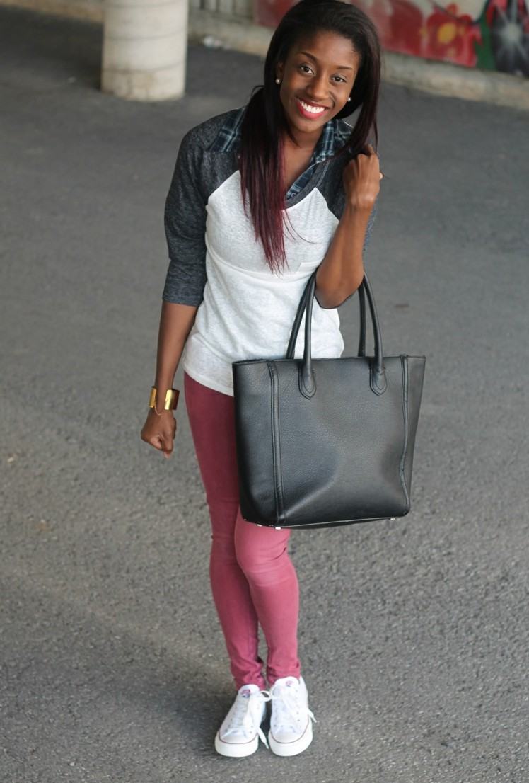 roupa de outono chucks branco salmão bolsa calça preta