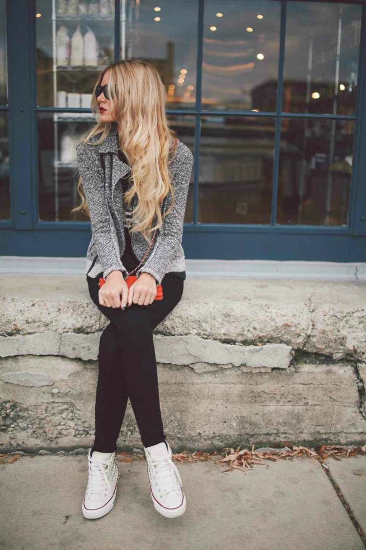 roupa de outono chucks branco controvertido blazer cinza ideia bolsa vermelha feminina