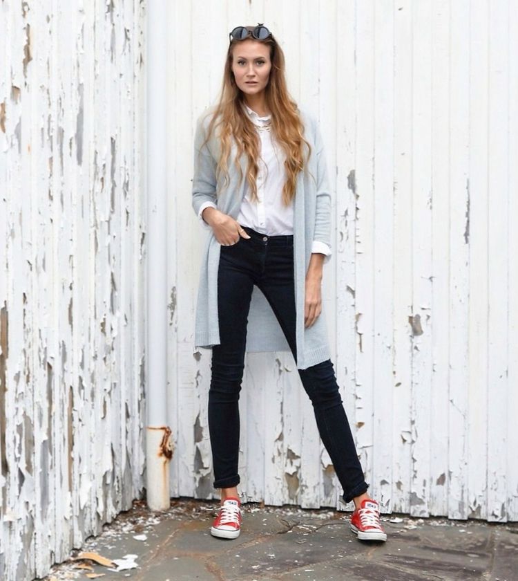 roupa de outono chucks cardigan vermelho cinza claro calça preta estilo de rua