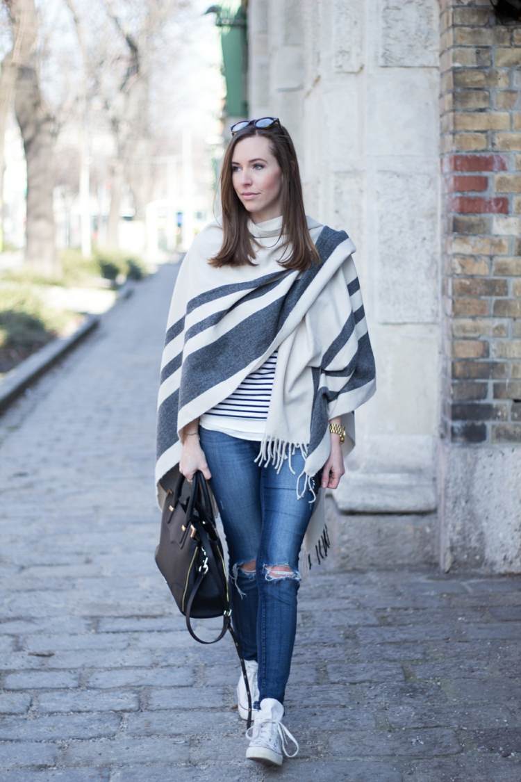 roupa de outono chucks poncho listras jeans usado look
