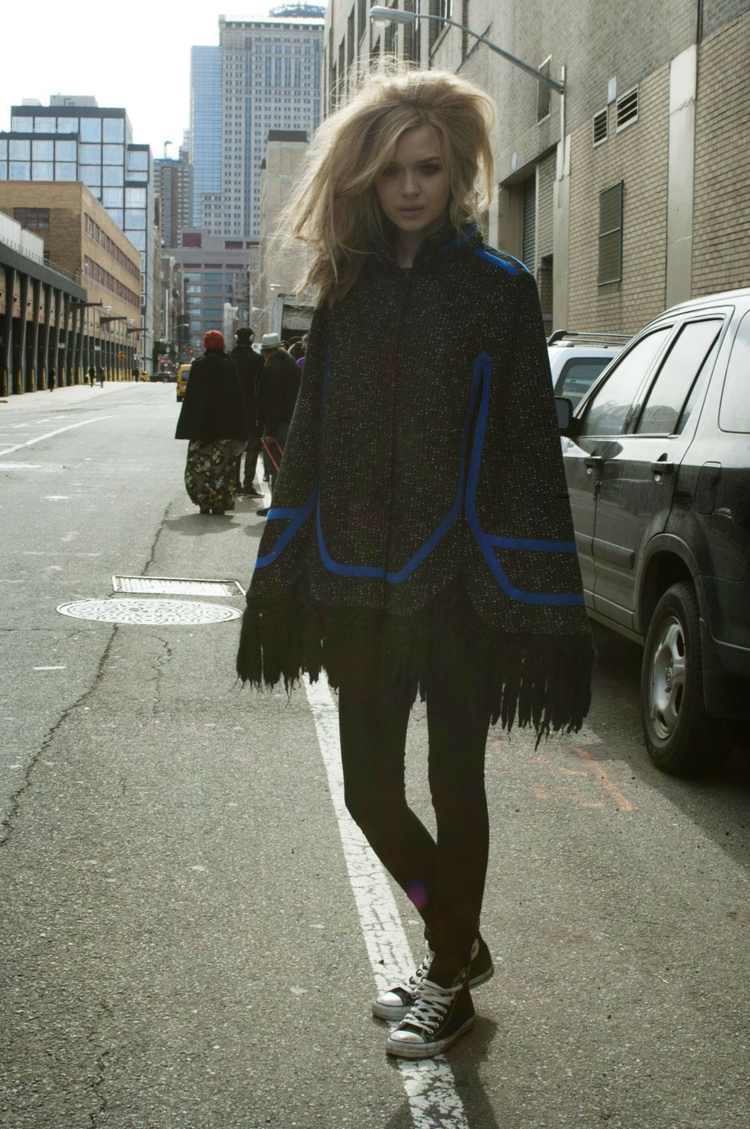 roupa de outono chucks poncho idea toques em azul preto
