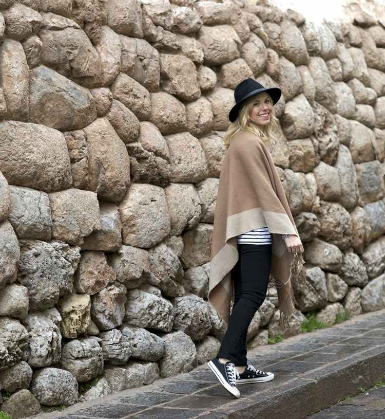 roupa de outono com chapéu poncho marrom calça preta