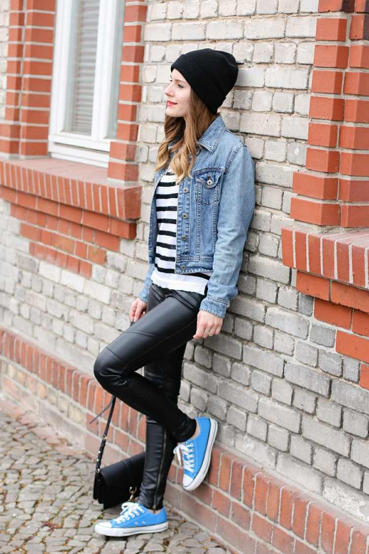 roupa de outono atira calça de couro azul claro chapéu jaqueta jeans justa