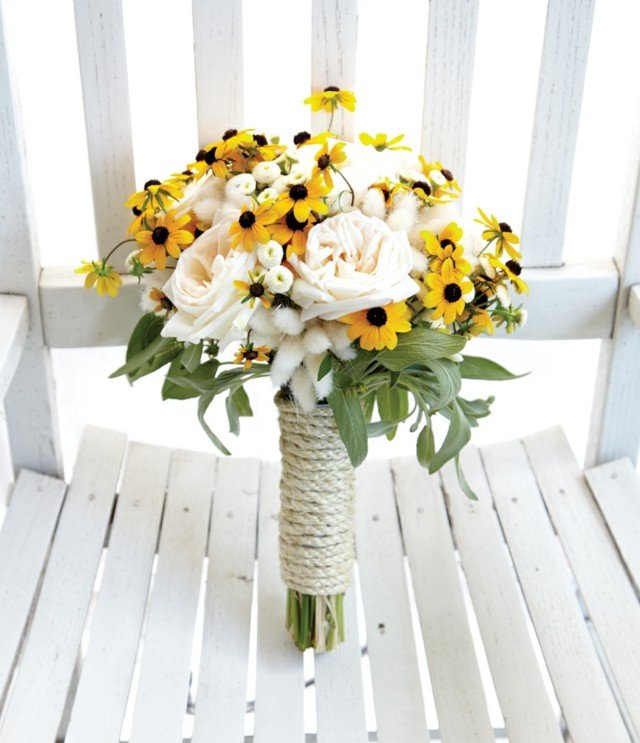 bouquet longo amarelo flores brancas rosas