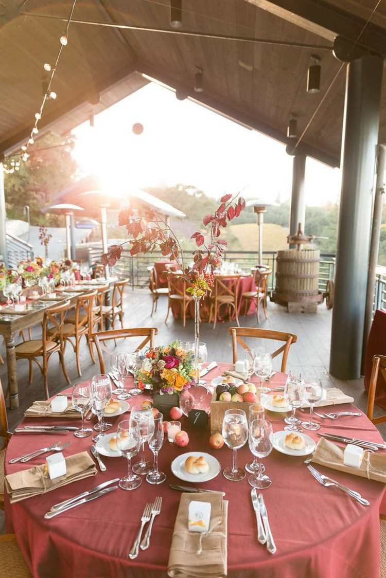 Decoração de mesa de outono para o casamento vermelho-toalha de mesa-marrom-guardanapos-maçã-folhas de outono