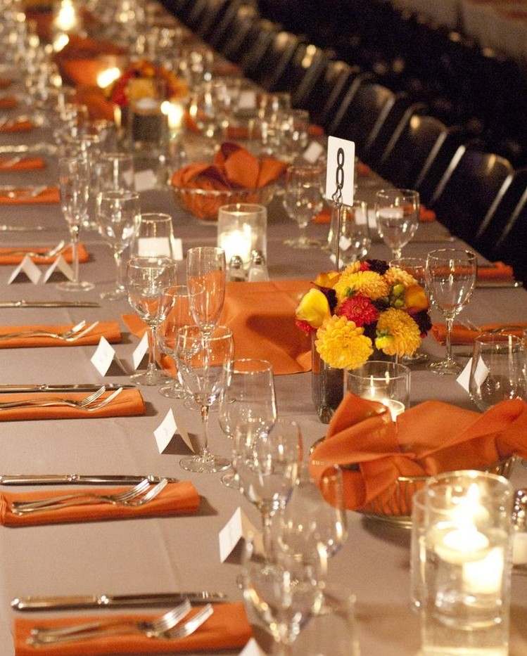 Decoração de mesa de outono para o casamento taupe-laranja-guardanapo-amarelo-flores