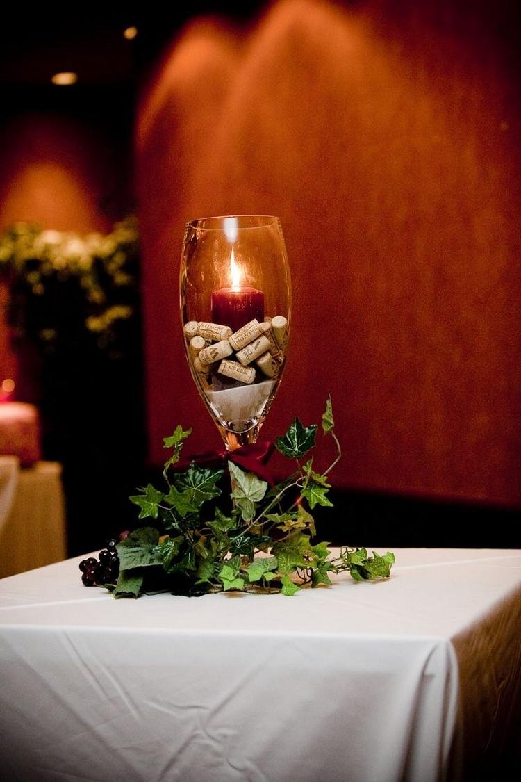 outono-mesa-decoração-vinho-vidro-vermelho-pilar-vela-ivy