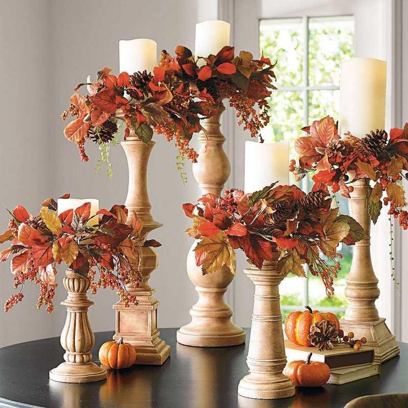 Decoração de outono com materiais naturais, castiçal, abóbora, ideias de decoração de mesa