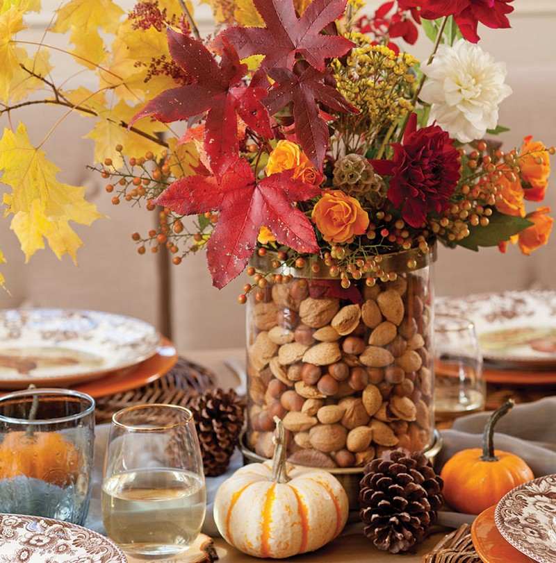 Decoração de outono-materiais naturais-vaso-nozes-folhas de outono-flores