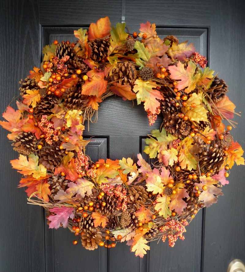 Decoração de outono - materiais naturais - folhas de outono - pinhas - guirlanda de porta