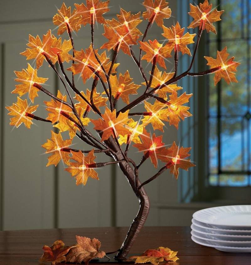Decoração de outono - materiais naturais - folhas de outono - galho de árvore - lâmpada de fita