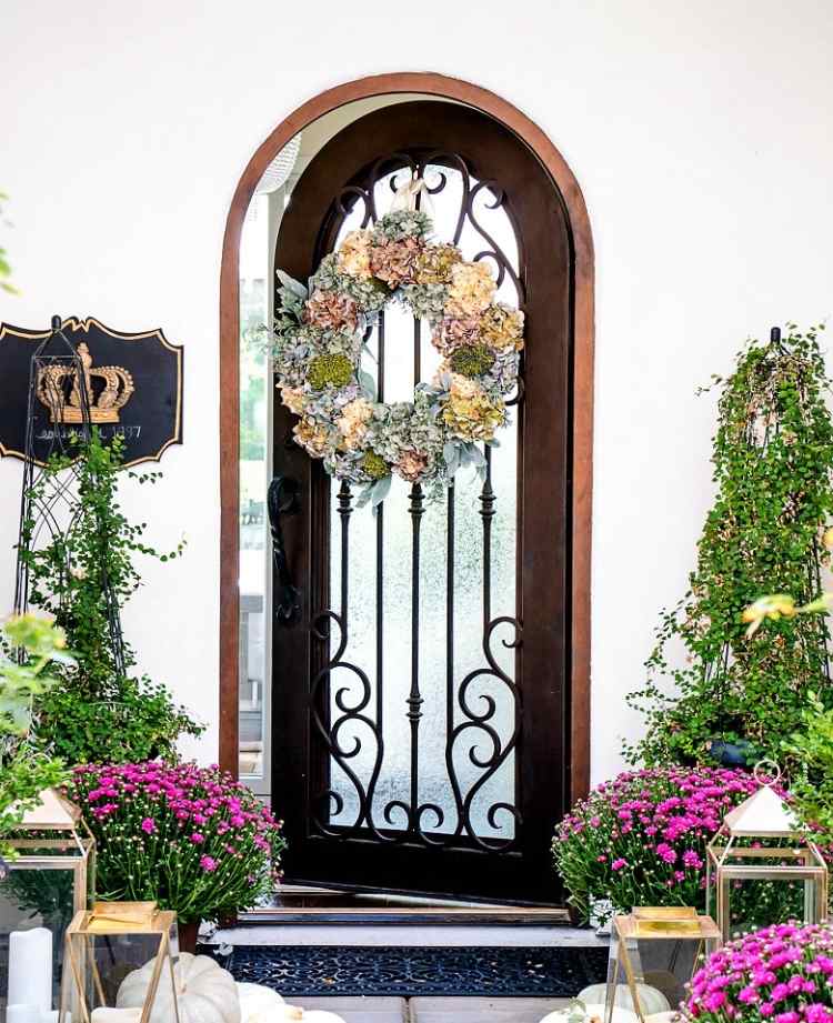 decoração de entrada de casa com flor de porta de hortênsias outono