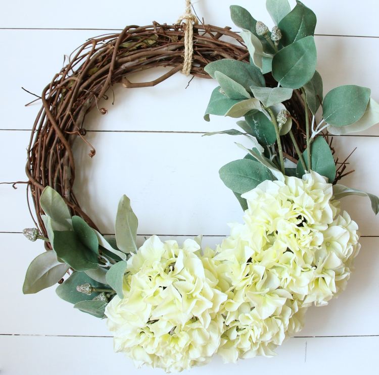 hortênsias brancas com grinalda de porta simples