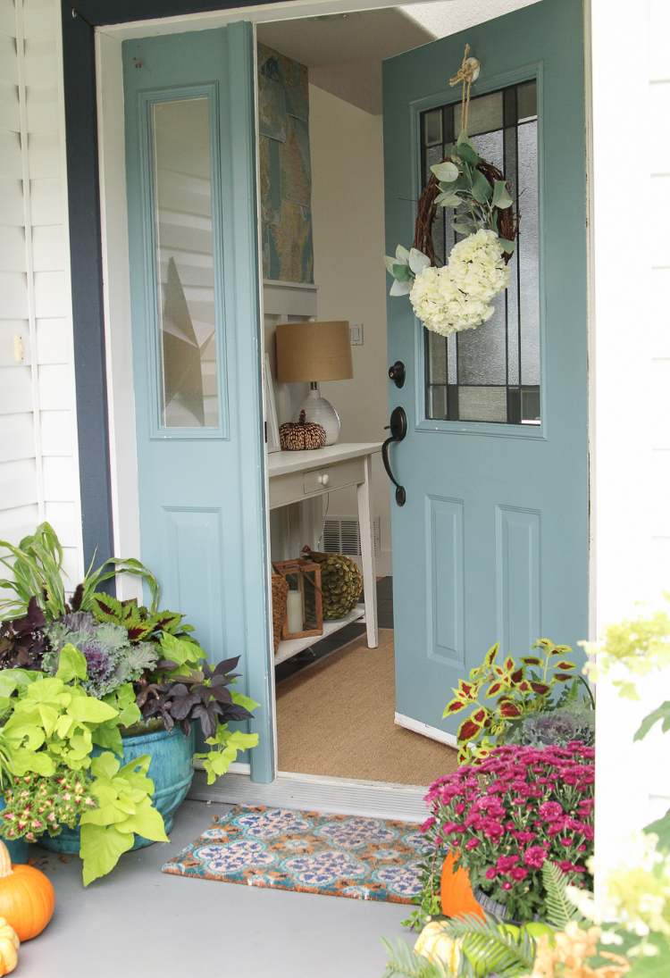 decoração de outono de entrada de casa com hortênsias e flores de outono