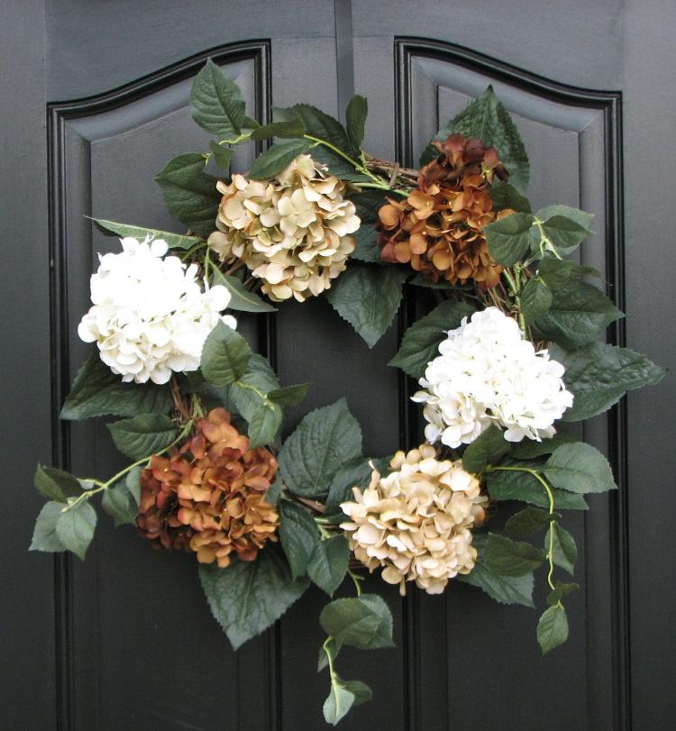 decoração de outono com hortênsia porta grinalda flores secas folhas verdes