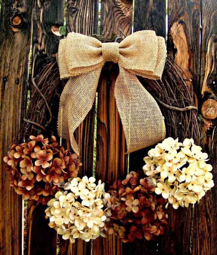 faça sua própria decoração de outono com hortênsias com nuances acastanhadas de guirlanda de porta