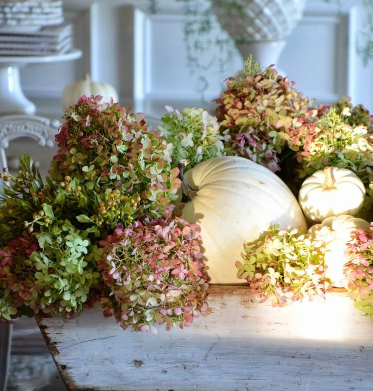 decoração de mesa faça você mesmo com hortênsias e abóboras