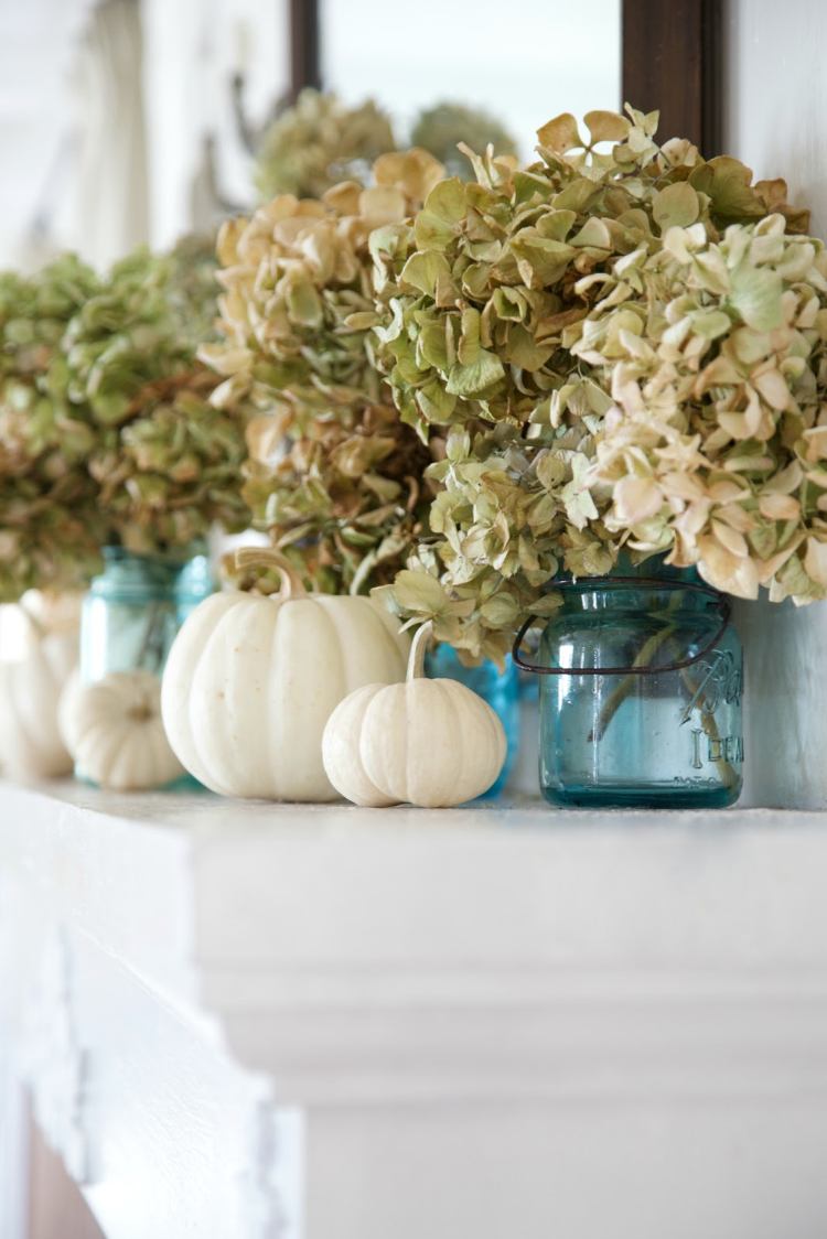 decore a decoração de outono com hortênsias para lareira