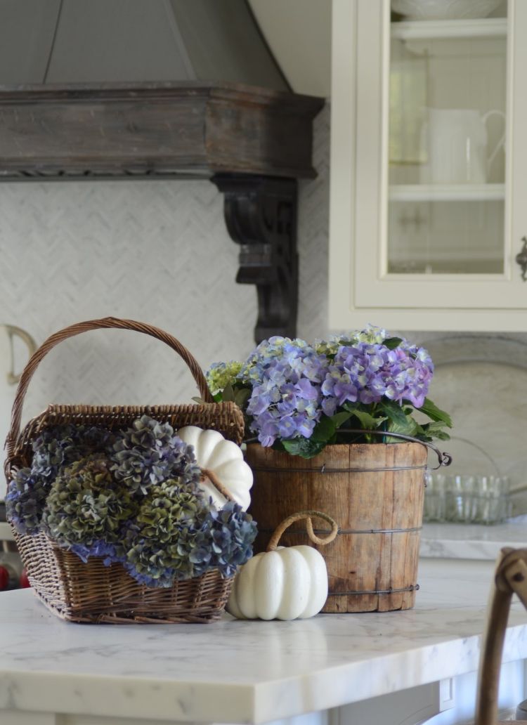 decore a decoração de outono com balde de madeira para cesta de hortênsias