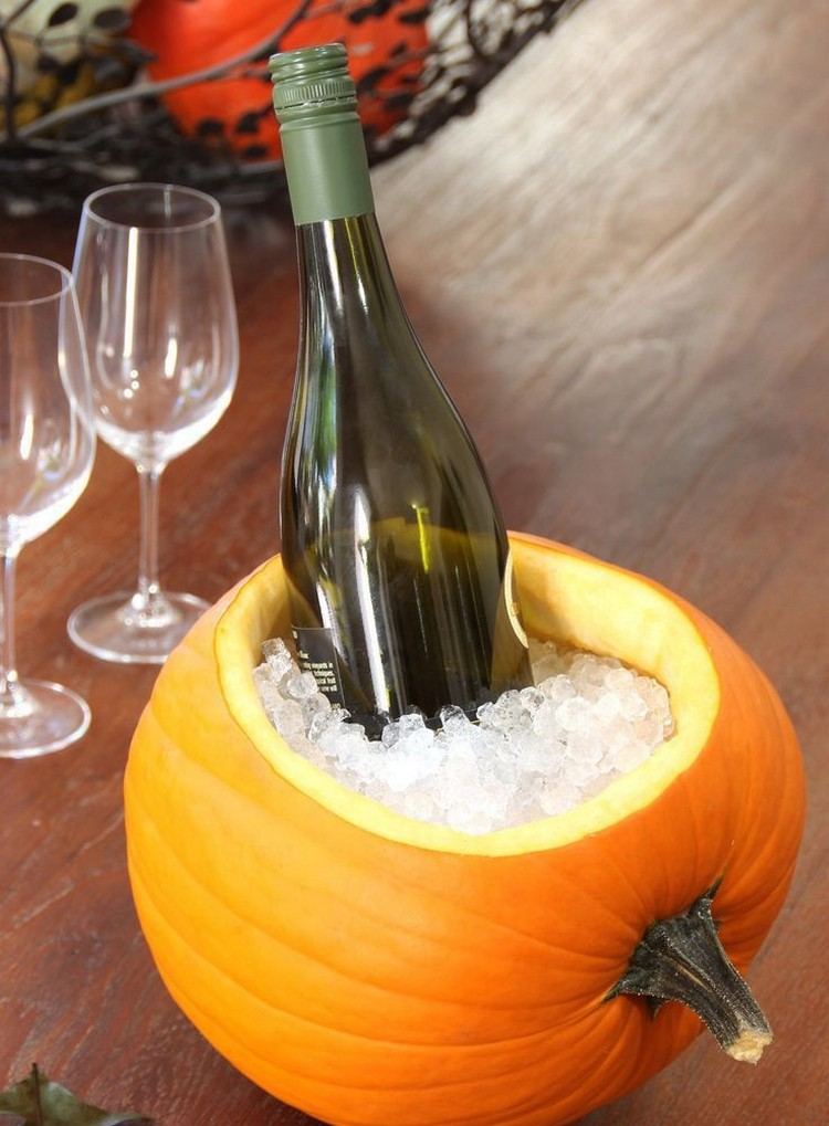 outono-decoração-faça-você-mesmo-esvaziado-abóbora-gelo-garrafa de vinho