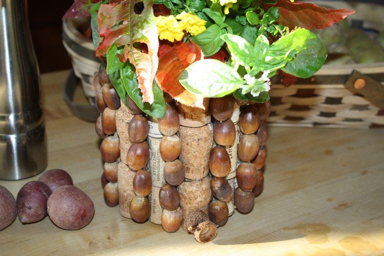 ideias-outono-decoração-funileiro-vaso-cortiça-bolota colada