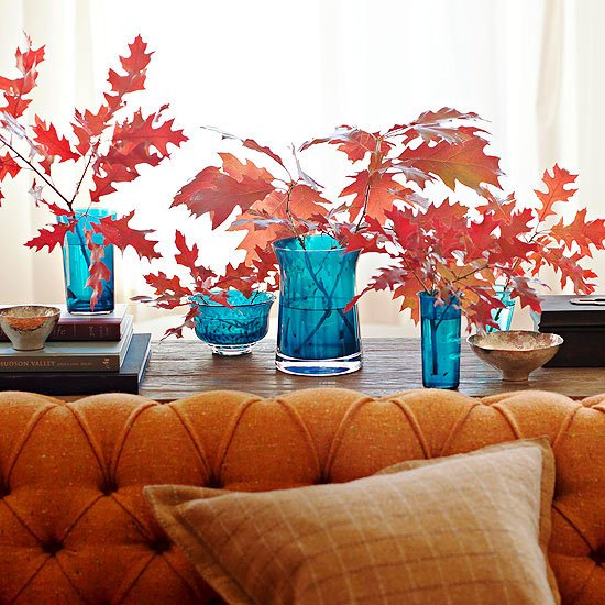 decorações de outono evocam vasos azuis contraste folhas vermelhas de bordo