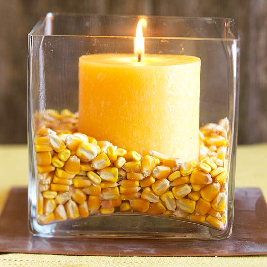 decorações de outono evocam castiçais de vidro, velas perfumadas de milho