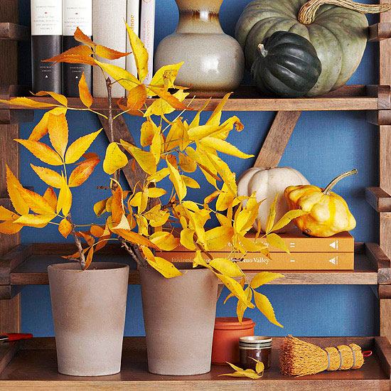decorações de outono evocam vasos galhos folhas douradas
