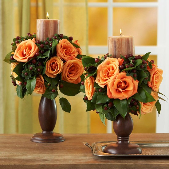 decorações de outono evocam castiçais de madeira rosas laranja bagas
