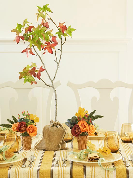 decorações de outono evocam destaques de mesa, galho, linho, saco, rosas