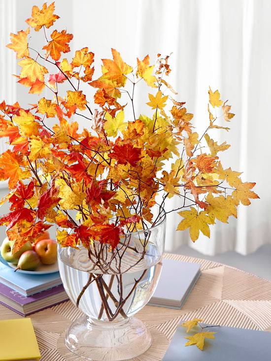 vaso de ramos de folhas douradas, ideia de decoração de outono inspirada na natureza