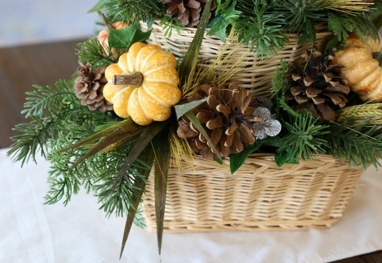 Faça você mesmo os preparativos de outono para o cemitério, jardim ou mesa com abóboras e pinhas