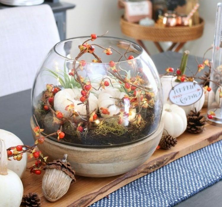 Faça você mesmo pequenos arranjos de outono com abóboras decorativas brancas e guirlanda com frutas vermelhas